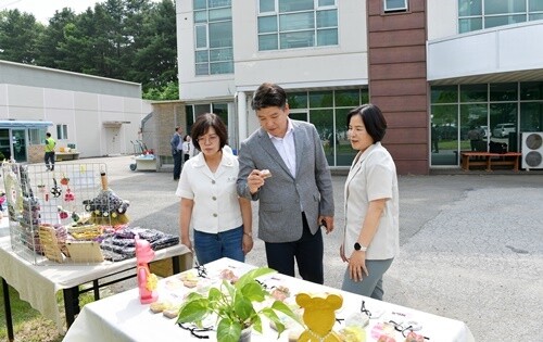 윤순옥 의장, 최영보·오혜자 군의원이 씨엘의집 이용장애인들이 만든 작품들을 둘러보고 있다. 사진=씨엘의집·양평군의회 제공