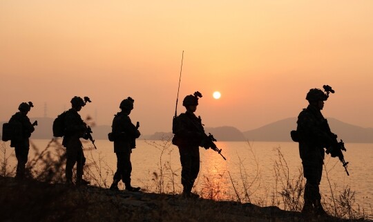 한 해안가에서 국군 장병들이 정찰하는 모습으로 기사의 특정 내용과 관련 없음. 사진=연합뉴스