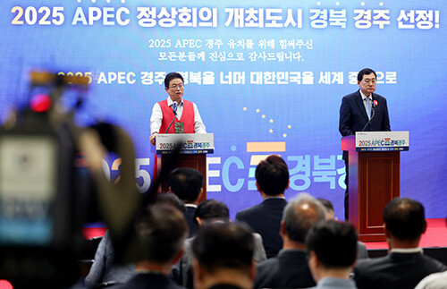 이철우 지사(왼쪽)와 주낙영 시장이 27일 경북도청 안민관에서 APEC 정상회의 개최지 선정에 따른 공식 브리핑을 갖고 있다. 사진=경주시 제공