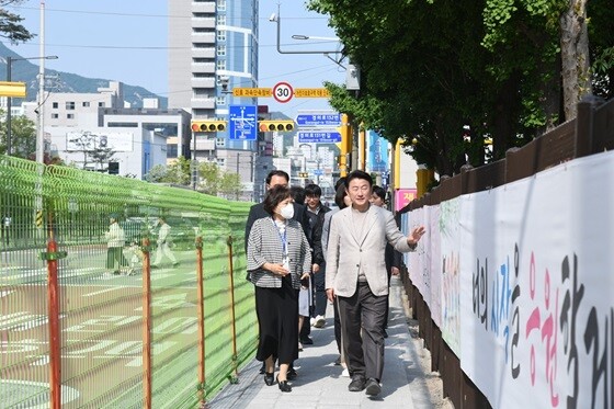 시민들과 김동근 시장이 경의초등학교 통학로 현장점검을 하는 모습. 사진=의정부시 제공