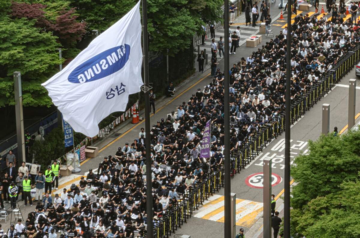 지난 5월 24일 전국삼성전자노동조합 조합원들이 서울 서초구 삼성 서초사옥 앞에서 집회를 열고 있다. 사진=연합뉴