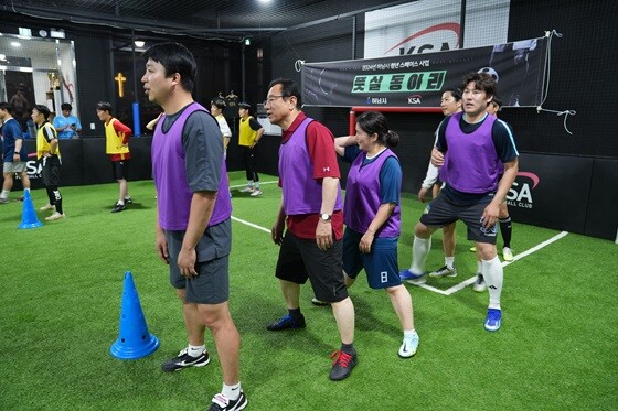 이현재 시장이 KSA유소년스포츠아카데미에서 시민들과 풋볼을  하고 있다. 사진=하남시 제공