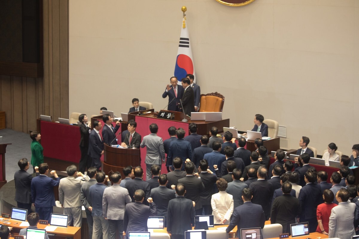 4일 오후 서울 여의도 국회에서 열린 본회의에서 국민의힘 의원들이 무제한토론(필리버스터) 24시간 경과 후 중단을 요구한 우원식 국회의장에게 항의하고 있다. 사진=이종현 기자