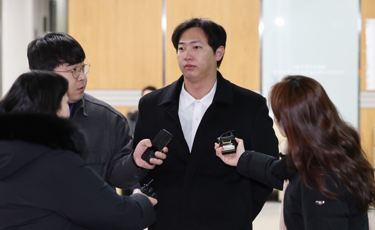전 프로야구 선수 임혜동이 지난 1월 25일 서울 서초구 서울중앙지방법원에서 열린 구속 전 피의자 심문(영장실질심사)에 출석하며 취재진의 질문을 듣고 있다. 사진=연합뉴스
