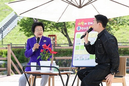 김경희 이천시장이 청년들과 만나 이야기를 나누고 있다.사진=이천시 제공