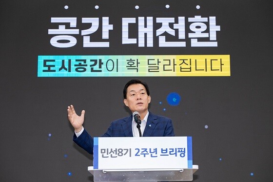 민선8기 2주년 브리핑 갖는 이재준 수원특례시장. 사진=수원특례시 제공