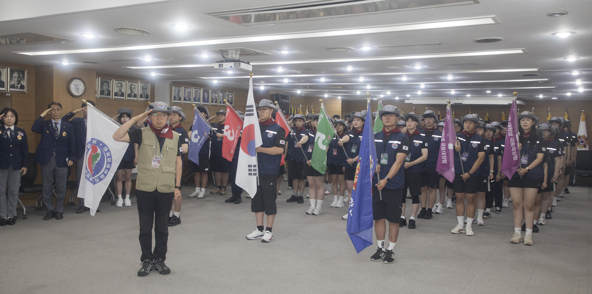 지난 6월 25일 오전 서울 서초구에 위치한 대한민국재향군인회 대회의실에서 제14회 대학생 국토대장정 출정식이 열렸다. 대원들이 국민의례를 하고 있다. 사진=이종현 기자