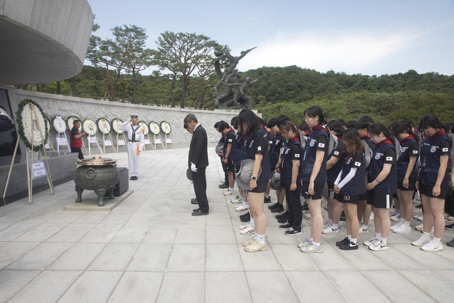 6월 25일 오전 대한민국재향군인회가 주관하는 제14회 국토대장정 대원들이 국립서울현충원에서 순국선열과 호국영령에 참배했다. 사진=이종현 기자