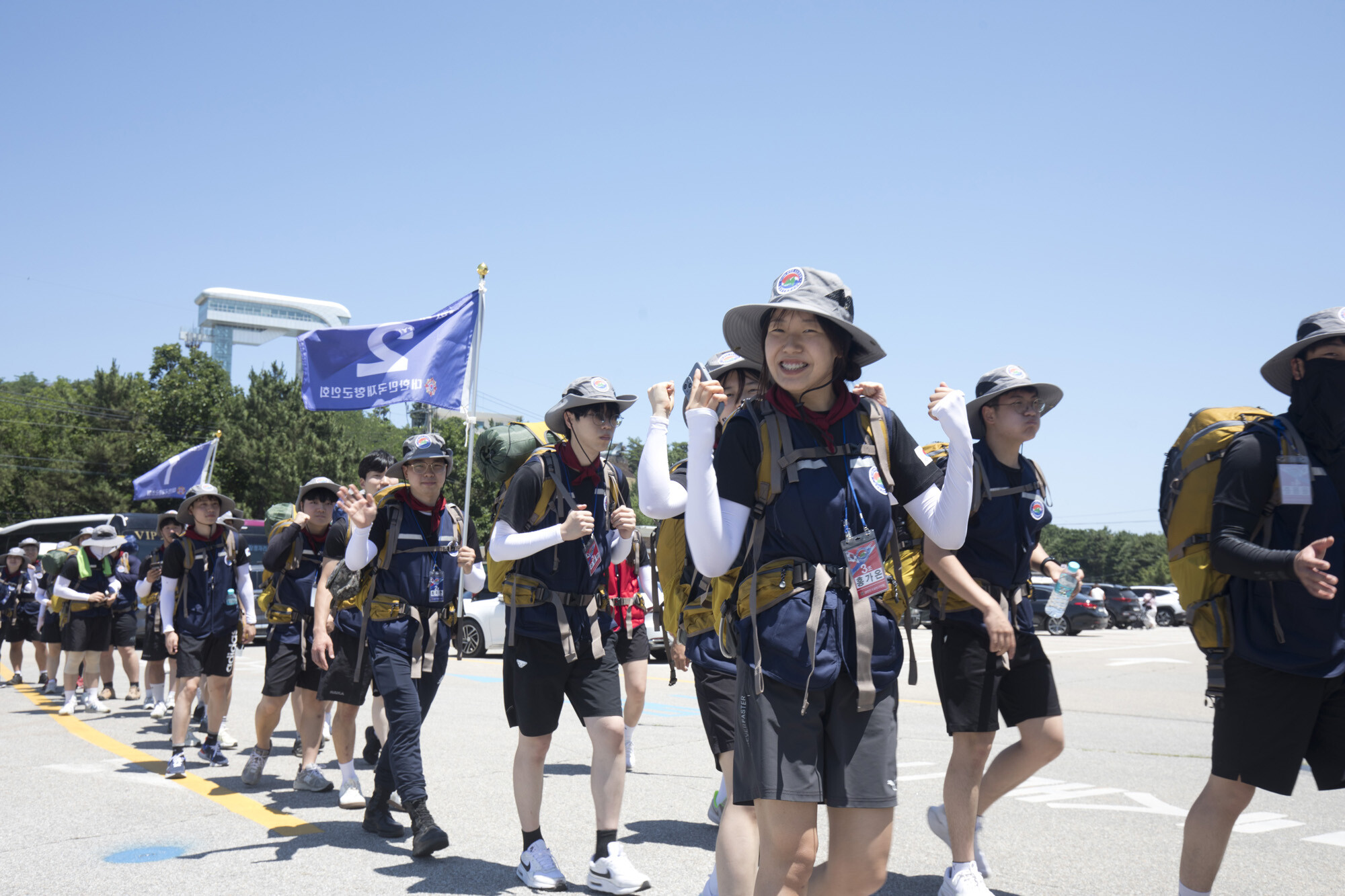 6월 26일, 대한민국재향군인회 제14회 국토대장정 대원들이 강원 고성군 통일전망대 탐방을 마치고 제진검문소를 향해 행군하고 있다. 사진=이종현 기자