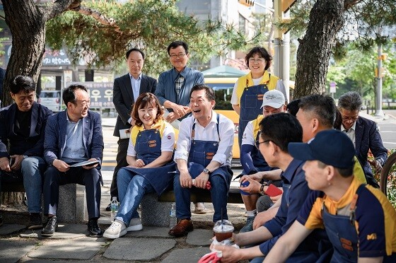 이재준 수원시장이 수원 시민들과 함께 정원을 가꾼 뒤 이야기를 나누고 있다. 사진=수원시 제공