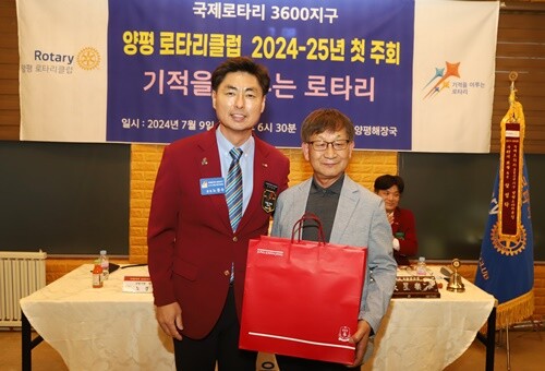 노경수 양평가평 지역대표가 이규철 직전 대표에게 선물을 전달했다. 사진=김현술 기자