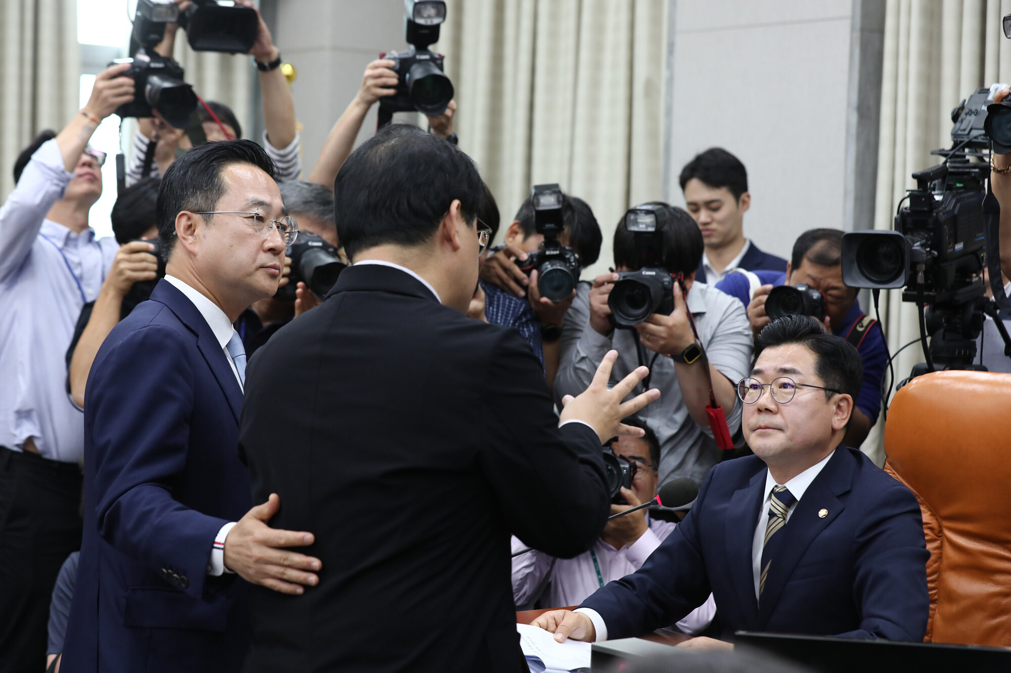 7월 1일 국회에서 열린 운영위원회 전체회의에서 배준영 국민의힘 원내수석부대표가 박찬대 운영위원장에게 의사진행과 관련해 항의하고 있다. 사진=박은숙 기자