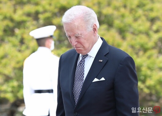 조 바이든 미국 대통령은 트럼프 전 대통령의 사고 소식을 접하고는 "안전하다니 감사하다"는 뜻을 전했다. 2022년 5월 바이든 대통령이 서울 동작구 국립서울현충원에서 현충탑에 분향을 마친 뒤 묵념하는 모습. 사진=임준선 기자