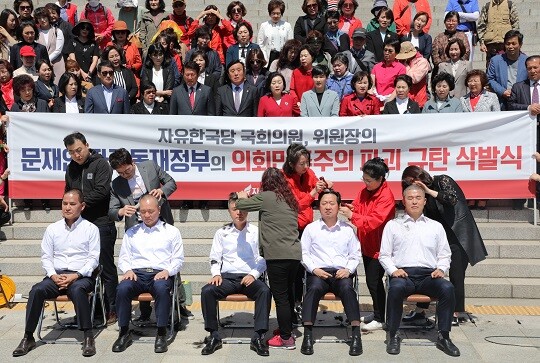 ‘패스트트랙 정국’ 때 자유한국당(국민의힘 전신) 의원 등이 삭발식을 하고 있다. 사진=박은숙 기자