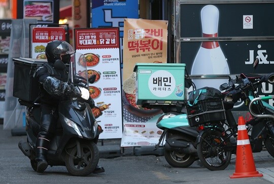 배달의민족(배민)이 중개수수료를 기습 인상하면서 배달 플랫폼 업계에 전운이 감돈다. 서울 시내 한 음식점 거리에서 배민 배달 라이더 오토바이가 주차된 모습. 사진=연합뉴스