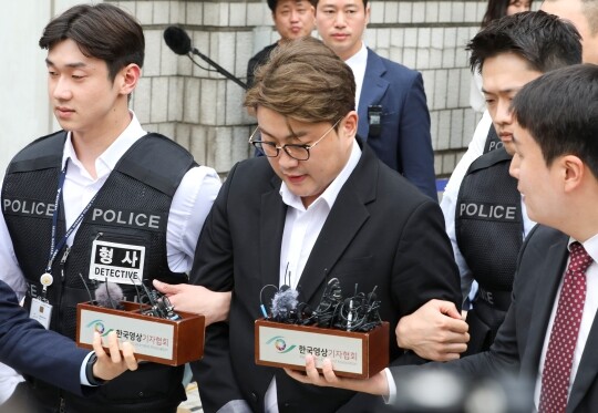 음주운전 뺑소니 혐의를 받는 가수 김호중이 5월 24일 오후 서울중앙지방법원에서 열린 구속 전 피의자 심문(영장실질심사)을 마친 뒤 호송차로 향하고 있다. 사진=박정훈 기자