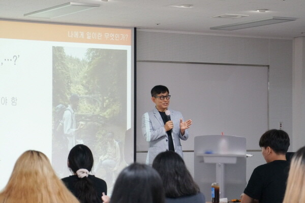 ▲ 이랜드재단 정영일 대표가 자립준비청년들을 대상으로 올바른 직업관에 대해 강의하고 있다. 사진=이랜드재단 제공