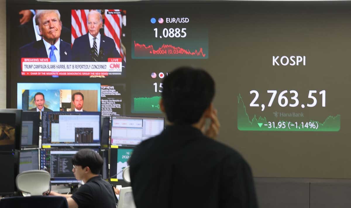 미국 대선판이 요동치면서 증시의 변동성이 확대됐다. 코스피가 1% 넘게 하락한 22일 서울 중구 하나은행 본점 딜링룸에서 직원이 업무를 보고 있다. 사진=연합뉴스