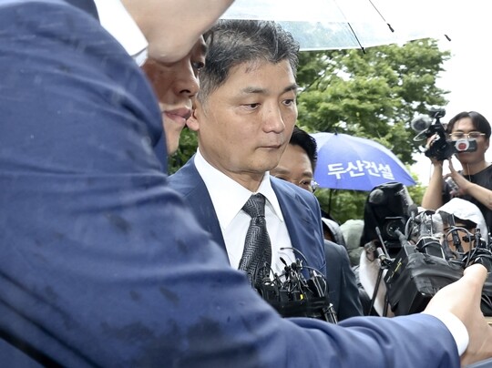 SM엔터테인먼트 시세조종 의혹을 받는 카카오 창업자 김범수 카카오 경영쇄신위원장이 지난 22일 오후 서울 양천구 서울남부지방법원에 구속 전 피의자심문(영장실질심사)을 받기 위해 출석하고 있다. 사진=박정훈 기자