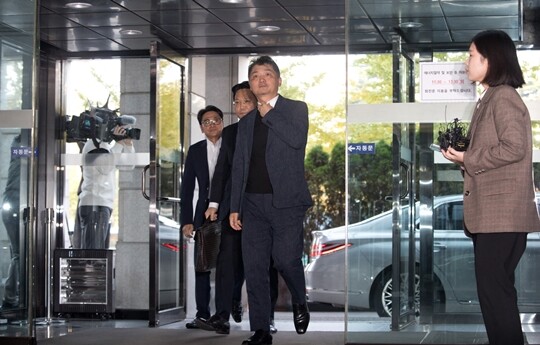 특별사법경찰(특사경) 수사는 김범수 위원장에게 집중돼 있었다. 수사 초기인 2023년 8월 특사경은 김 위원장의 사무실을 압수수색했고 10월에는 금감원으로 김 위원장을 소환해 조사하기도 했다. 사진=이종현 기자