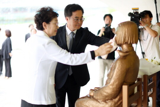 김동연 경기도지사가 부인 정우영 여사와 함께 소녀상을 닦아주고 있다. 사진=경기도 제공