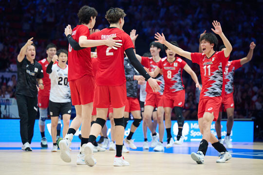 일본 남자배구가 포효하고 있다. 6월 27일 발리볼네이션스리그에서 캐나다를 물리치고 기뻐하는 선수들. 사진=EPA/연합뉴스