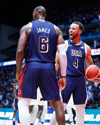 르브론 제임스와 스테판 커리(왼쪽부터)가 호흡을 맞춘다는 것만으로도 미국 농구 국가대표팀은 전세계 농구팬들의 가슴을 설레게 하고 있다. 사진=미국 농구 국가대표팀 페이스북