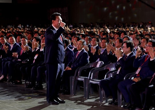 윤석열 대통령이 7월 23일 경기 고양시 킨텍스에서 열린 국민의힘 제4차 전당대회에서 당원들을 향해 인사하고 있다. 사진=박은숙 기자