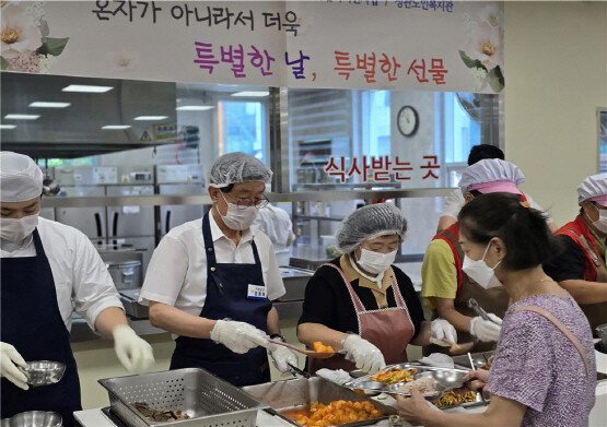 정종복 기장군수가 정관노인복지관에서 배식봉사를 하고 있다. 사진=기장군 제공