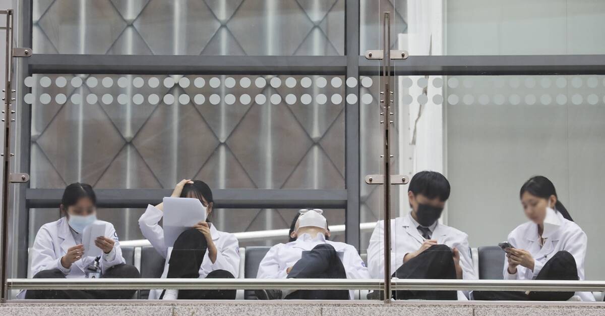 서울시내 한 대학병원에서 의료진이 휴식을 취하고 있다. 사진=박정훈 기자