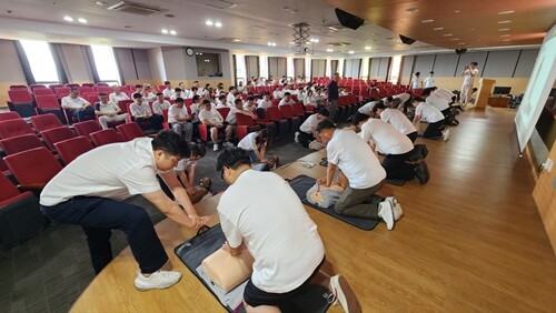 대보유통이 최근 임직원을 대상으로 심폐소생술 등을 교육했다. 사진=대보유통 제공