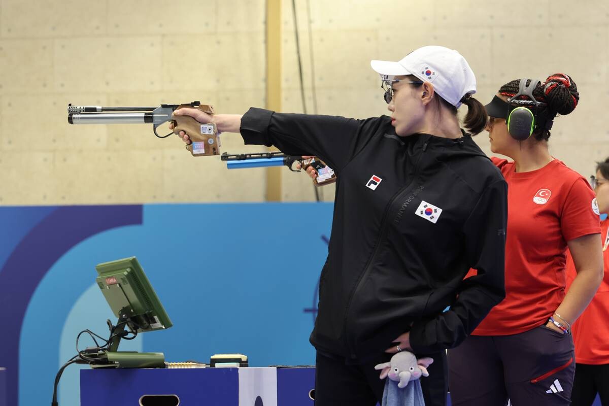 경기장에서 특유의 냉정한 모습으로 사격에 임하는 김예지에 대해 팬들은 "액션 영화 같다"는 평을 내놓는다. 사진=연합뉴스