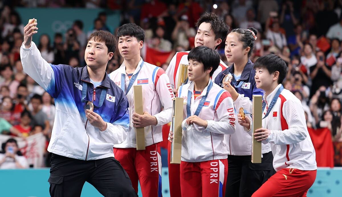 남북 선수들이 함께 사진을 남기는 모습을 두고 외신에서도 '화합의 모습'이라며 긍정적 평가를 남겼다. 사진=연합뉴스