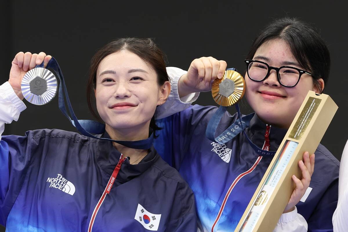 이번 대회 시상식에서는 메달과 함께 선수들에게 대회 포스터가 주어진다. 사진은 10m 공기권총에서 나란히 금, 은메달을 획득한 오예진(오른쪽)과 김예지. 사진=연합뉴스