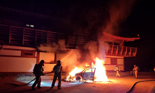 사진은 지난해 4월 24일 오전 1시 8분께 경북 경주시 율동 한 펜션 앞에 주차된 코나 전기차에서 불이 나 출동한 소방관들이 진화에 나서고 있다. 사진=일요신문 DB