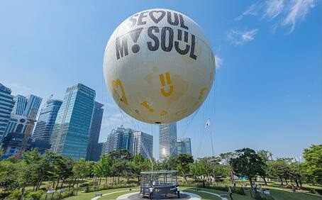 계류식 가스기구 ‘서울달’이 비행 준비를 하고 있는 모습. 사진=서울관광재단 제공