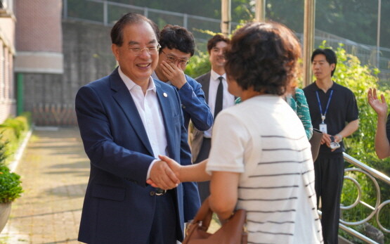 하윤수 교육감의 고사장 방문 모습. 사진=부산시교육청 제공