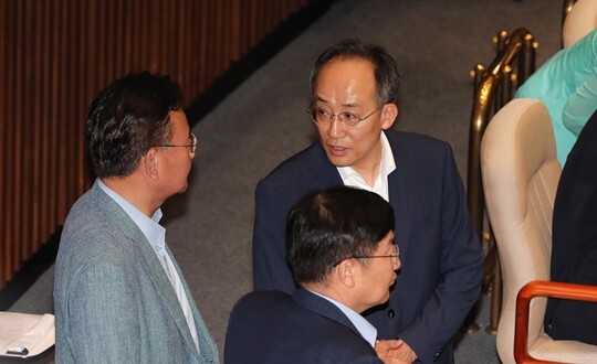 국민의힘 추경호 원내대표가 7월 30일 필리버스터가 진행되는 국회 본회의장에서 유상범 정점식 의원과 대화를 나누고 있다. 사진=박은숙 기자