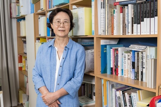 8월 8일 오후 정혜경 일제강제동원 평화연구회 대표가 자택 안에 있는 연구실 서재에서 사진 촬영에 응하고 있다. 사진=최준필 기자