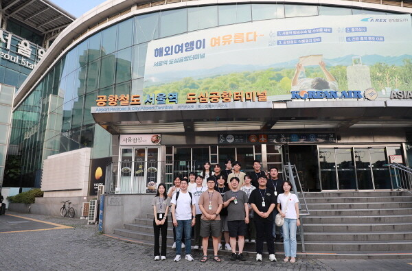 공항철도 서울역에서 여름 철도학교 참가자들이 기념 촬영을 하고 있다. 사진=공항철도 제공