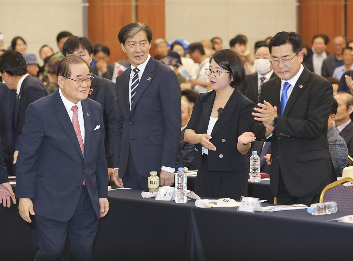 조국 조국혁신당 대표, 용혜인 기본소득당 대표, 박찬대 더불어민주당 원내대표(왼쪽부터) 등 야권 인사들이 광복회 주최 광복절 기념식에 참석한 가운데 이종찬 광복회장이 입장하고 있다.