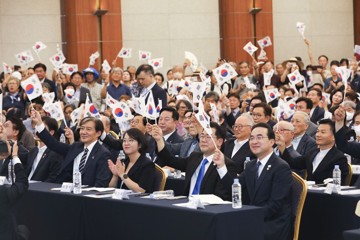 정부 주최 경축식을 보이콧하고 광복회 주최 광복절 기념식에 참석한 야당 의원들이 태극기를 흔들고 있다.