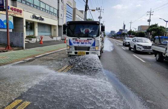 살수차 운영 모습. 사진=사천시 제공