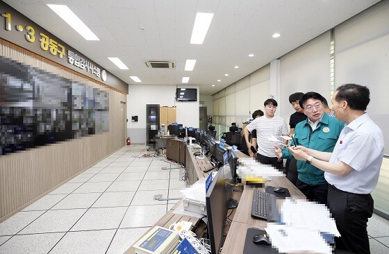 송도국제도시 공동구 통합감시 상황실을 점검하고 있는 윤원석 인천경제청장. 사진=인천경제청 제공