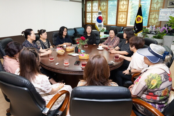 이선옥 부의장이 시의회 부의장실에서 인천시새마을부녀회와 소통간담회를 갖고 있다. 사진=인천시의회 제공