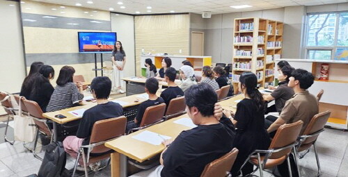 ‘한국어로 읽고, 러시아어로 이야기해요!’ 특강 진행 장면. 사진=경상국립대 제공