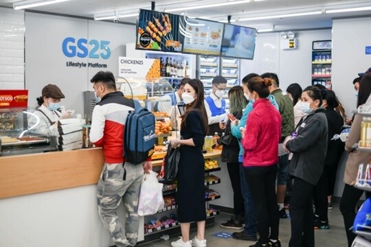 GS리테일은 몽골에서 GS25 사업을 벌이는 ‘Digital Concept LLC’에 18억 원을 추가로 출자했다. 한 몽골 GS25 매장에서 고객들이 물건을 사는 모습. 사진=GS리테일 제공