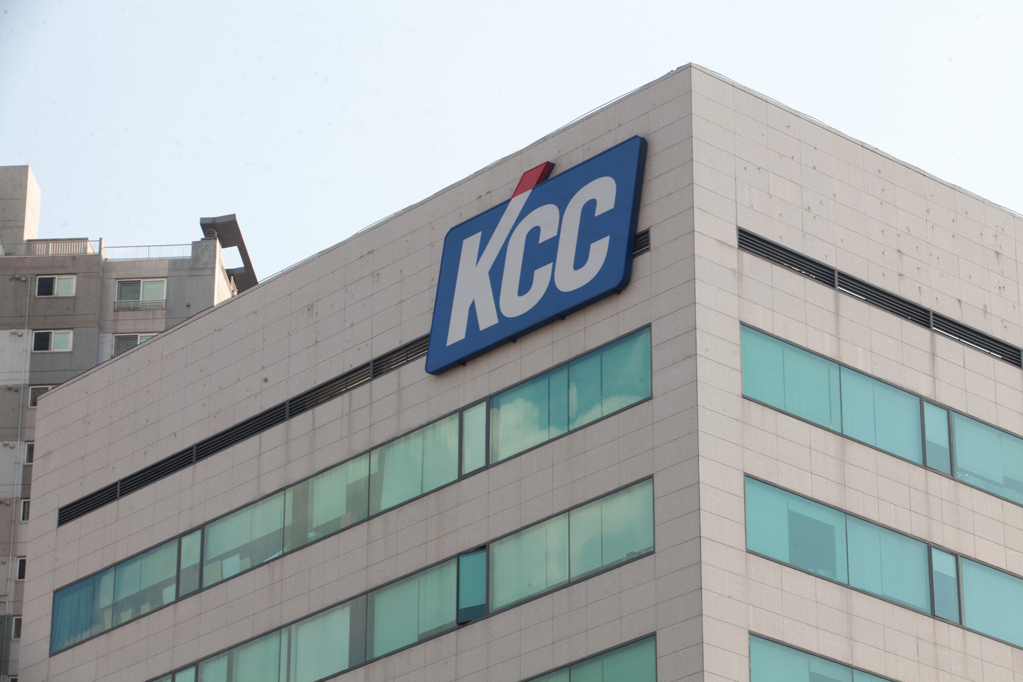 KCC가 범현대가 기업들에 지분 투자를 꾸준히 하고 있어 그 배경에 관심이 쏠린다. KCC 사옥 전경. 사진=박정훈 기자