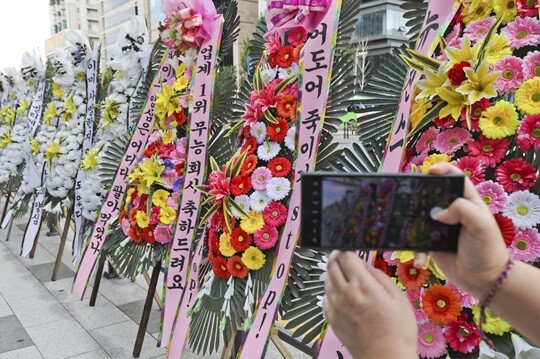 이브(HYBE)와 민희진 어도어(ADOR) 대표 간의 갈등이 계속되는 가운데 7월 31일 오전 하이브 본사 앞에 뉴진스의 팬덤 버니즈가 근조화환을 보내는 시위를 하고 있다. 사진=박정훈 기자