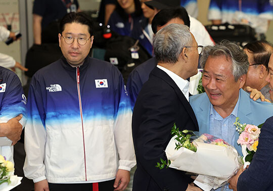 이상현 파리 올림픽 대한민국 선수단 부단장 옆에서 유인촌 문체부 장관과 이기흥 대한체육회장이 포옹하는 장면. 사진=연합뉴스